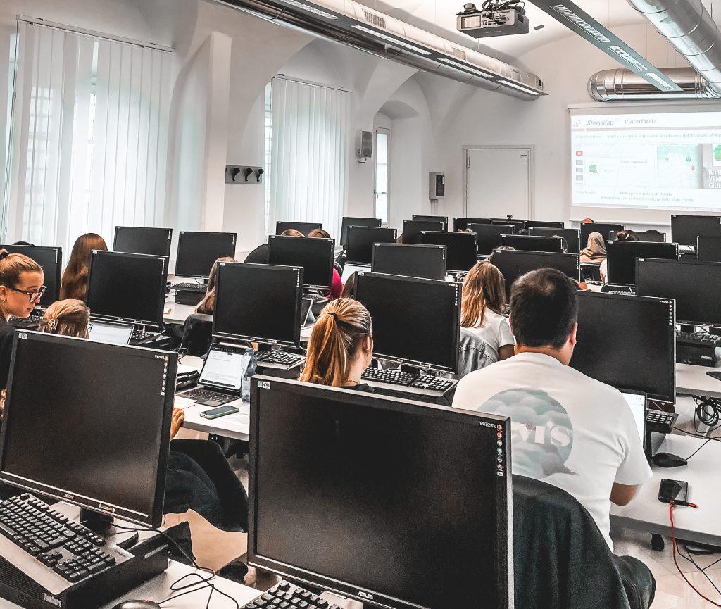 Studenti che partecipano a un incontro divulgativo su temi di ricerca di UniudforAll